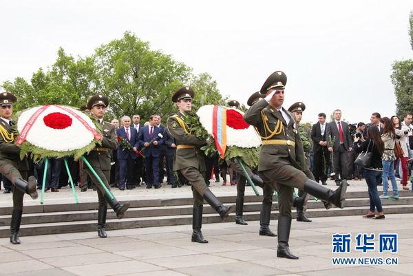 纪念仪式开始亚士兵向无名英雄纪念碑敬献花圈(记者魏大方 摄)
