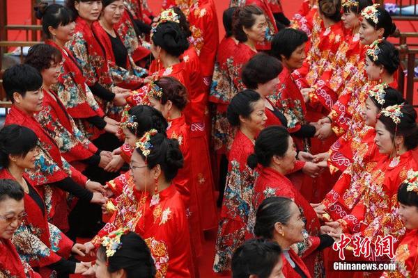 　　2015年5月10日，杭州宋城一景区24位媳妇半跪着为自己的婆婆洗脚、穿鞋。在母亲节之际，以此感谢婆婆无微不至地照顾。图片来源：CFP视觉中国