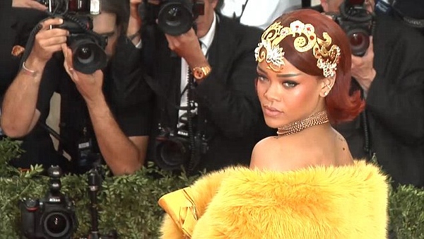 蕾哈娜在纽约Met Gala上身着黄色长袍。看视频请点击文末“阅读英文原文”链接