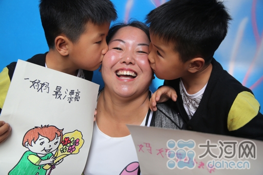 宝丰县小朋友用自己的亲笔画祝福妈妈母亲节