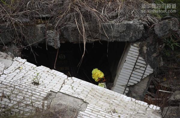 5.12特大地震7周年:各地群众到四川地震遗址