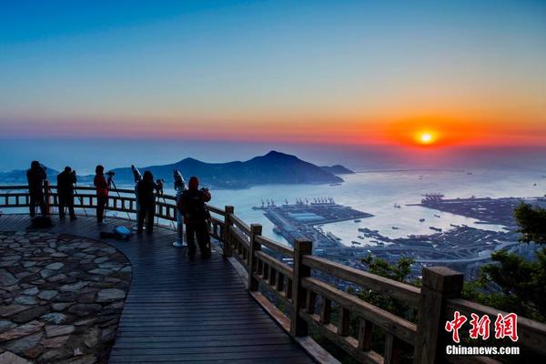 5月12日清晨,江苏省连云港市云台山景区雨后放晴,日出美景吸引了众多