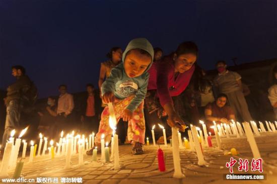 当地时间2015年5月7日，尼泊尔加德满都，民众举行烛光集会和守夜活动，悼念地震遇难者。图片来源：东方IC 版权作品 请勿转载