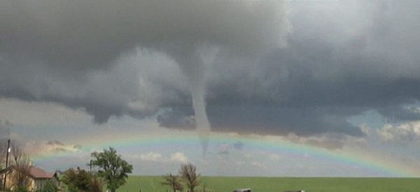 美国天空现龙卷风与彩虹交汇奇景(图)|伊兹|霍华德_凤凰资讯