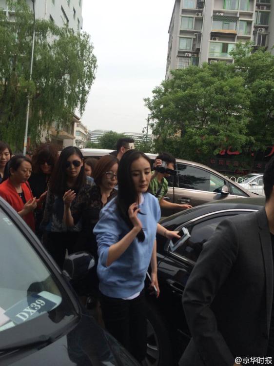 据京华时报官方微博5月14日报道,杨幂刚刚现身朝阳门派出所,就网传的不雅视频报案。京华时报记者 高宇飞 摄图片来源:京华时报官方微博