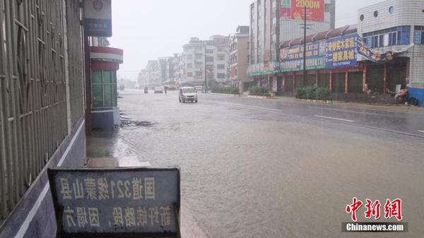 广西蒙山县遭受暴雨袭击 道路受阻|交警|通行