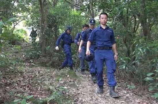 香港警方持续搜寻飞鹅山。图自香港《星岛日报》网站