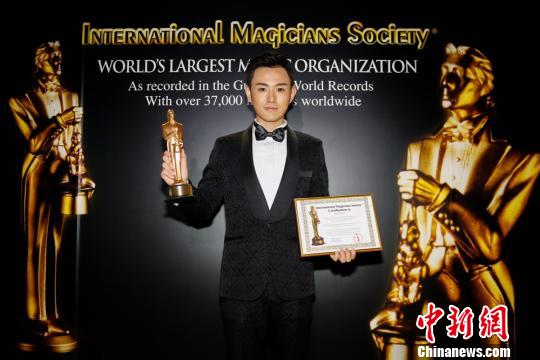邓男子斩获魔界“奥斯卡”梅林奖。　湖南大剧院供图　摄