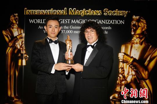 邓男子斩获魔界“奥斯卡”梅林奖。　湖南大剧院供图　摄