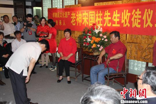 徒弟在行拜师礼。　崔志平　摄