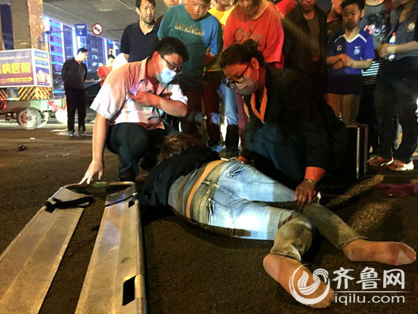 济南无影山路皇岗路路口,一辆奥拓装上一辆电动车 据了解,当时高清图片