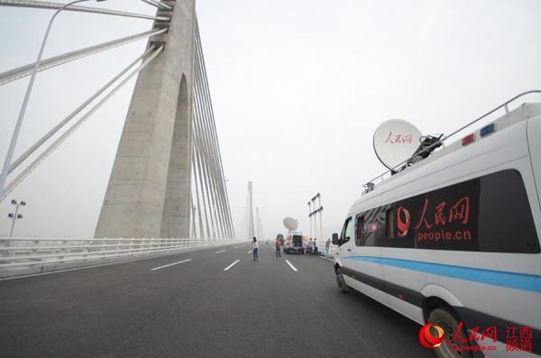 人民网卫星直播车全程直播南昌朝阳大桥通车。