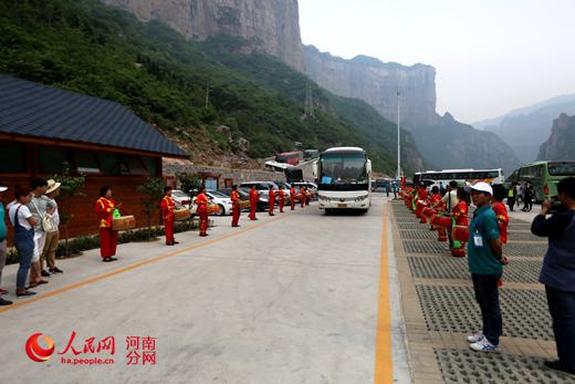 满载游客的大巴车驶进景区
