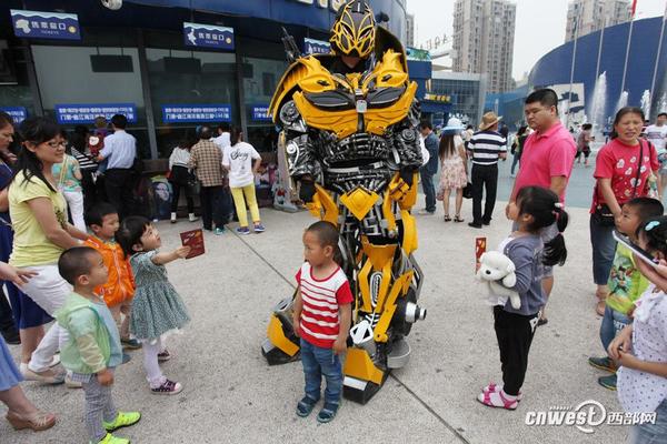 西安街头现真人版变形金刚 60斤盔甲累坏演员