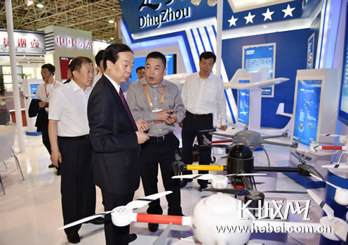 河北省委副书记赵勇参观定州市无人机展厅。 于常见 摄。