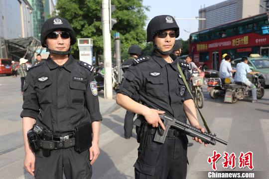 5月19日，郑州特警PTU巡逻队在街头武装巡逻。杨正华 摄