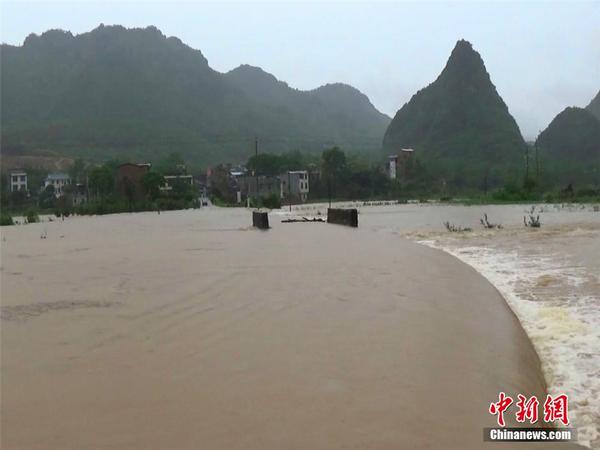 广西融安暴雨致群众被困 水急路塌阻碍救援|受