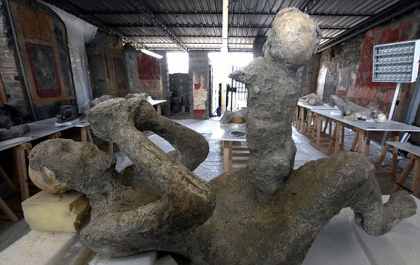 这个石灰模型显示,在被火山灰埋葬前,一个孩子似乎正在家人身上休息。(网页截图)