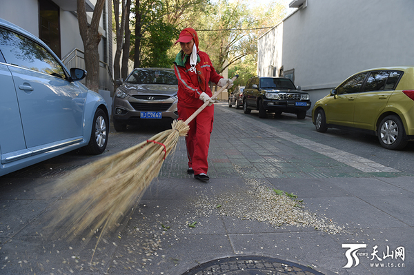 5月7日，李文英在清扫街道。李浩然 摄