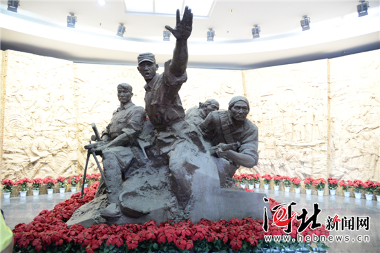 烈士雕像（马哲 摄）