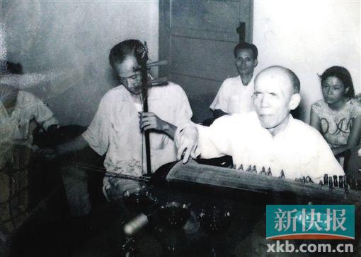 ■平腔南音大师陈鉴在演唱。