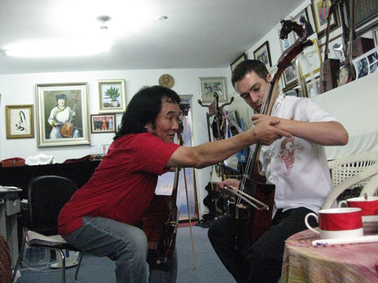 齐·宝力高教授外国学生演奏马头琴。（资料图片）