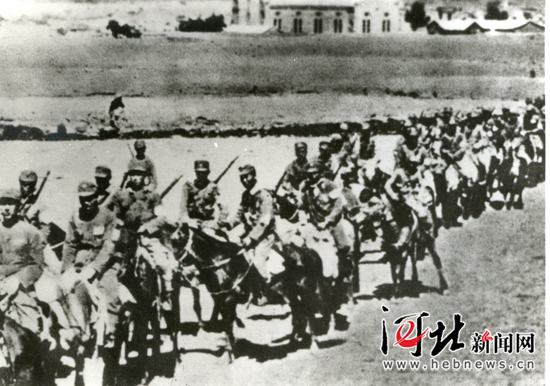 洪麟阁所率部队行军途中。