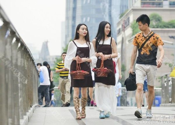 美女店员送外卖。