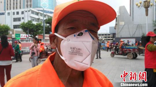 甘肃庆阳志愿者为环卫工人戴防尘口罩|呼吸|