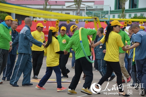 服刑人员与志愿者、家属、民警做游戏。牟海微 摄