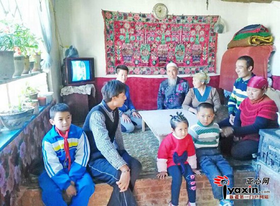 吐如完江·玛木特一家人在一起聊天。 亚心网通讯员 孟霞摄