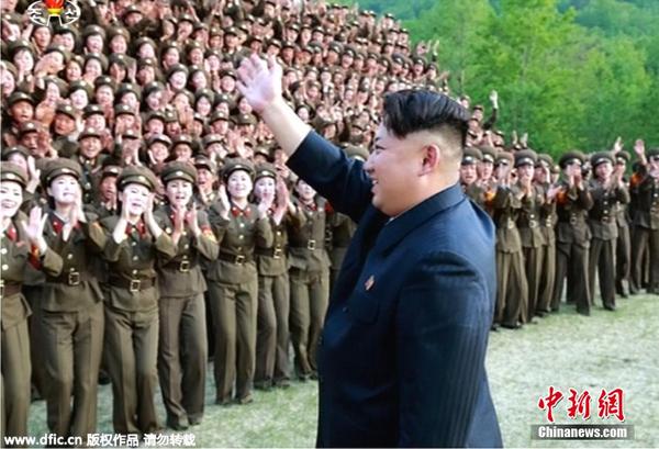 金正恩视察朝鲜人民军 女兵欢迎