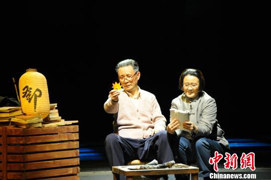 南京军区大型话剧《小平小道》剧照。　程永亮　摄