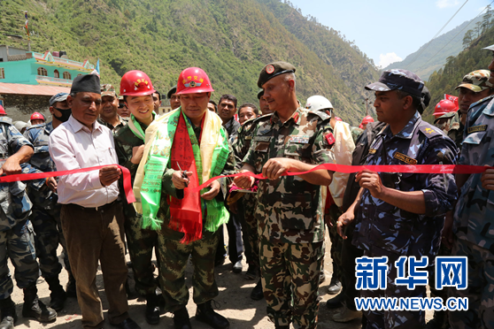 5月20日,傅凌总指挥为吉加公路贯通剪彩。 涂敦法 摄