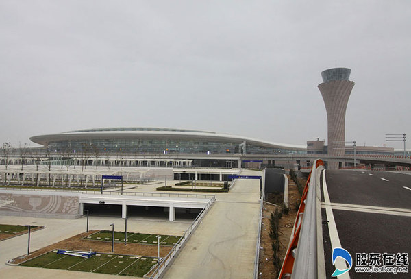 　　烟台蓬莱国际机场航站楼外全景。 本网记者 李刚 摄