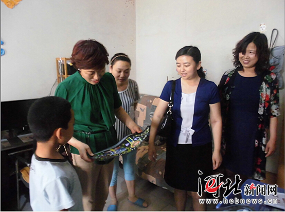 长安区人大代表和街道社区工作人员到辖区儿童家中慰问。