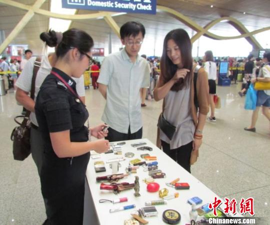 图为安检人员检查到的异形打火机　钟欣　摄