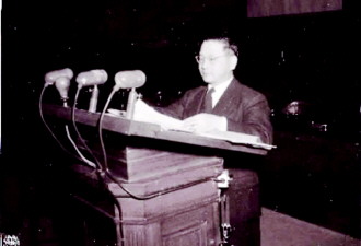 1948年2月24日,向哲濬在法庭上宣读对被告人板垣征四郎的起诉总结。 (资料图片)