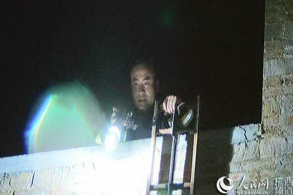 杨科璋到达着火民房楼顶