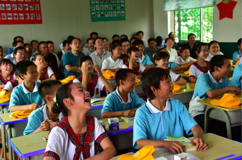 伊利方舟抵百湖之县 校园足球安全纳入儿童安