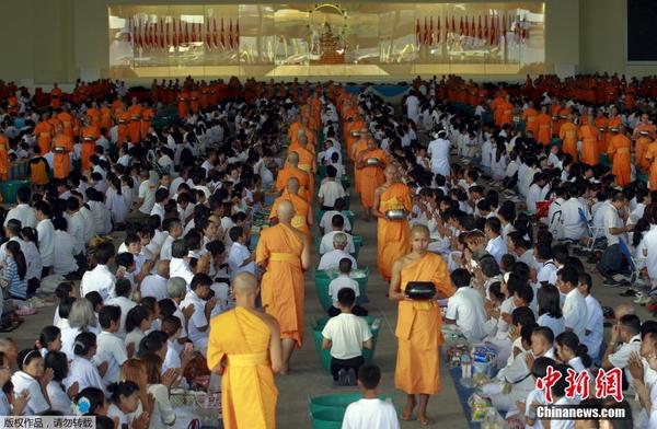 当地时间2015年6月1日，泰国巴吞他尼府，僧人在法身寺庆祝一年一度的卫塞节。