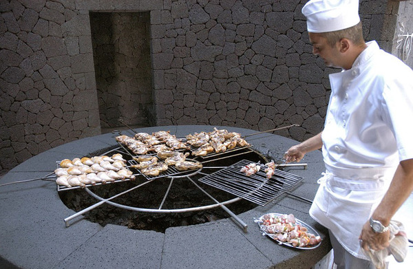 兰萨洛特岛上的魔鬼餐厅利用休眠火山产生的地热烧烤食物（网页截图）