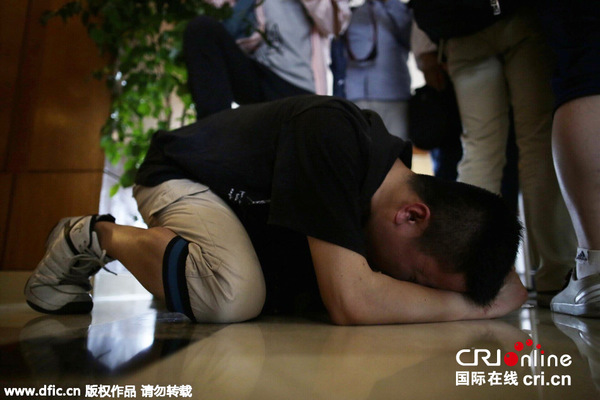 东方之星沉船乘客家属旅行社门口跪地痛哭组图