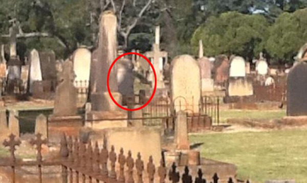 2012年5月份拍摄的照片显示，一个貌似幽灵的东西正在墓地附近徘徊。（网页截图）