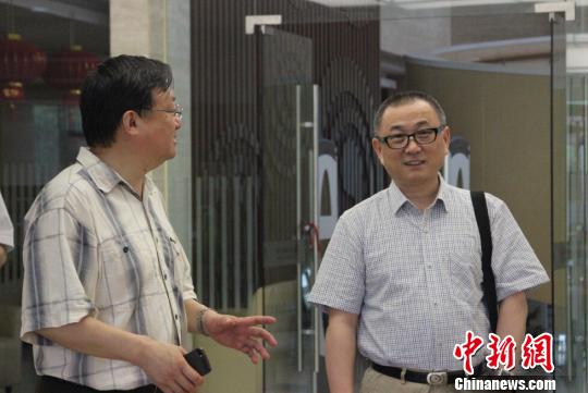 刘醒龙(右)参观德清县图书馆 俞宸亭 摄