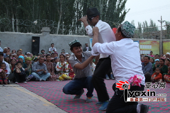 新疆国土资源厅住村工作组与村民开展双语演讲