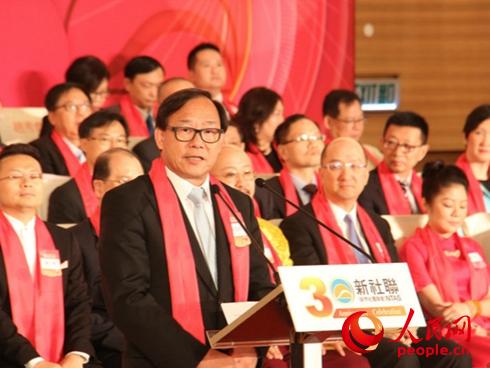 新界社团联会会长梁志祥发表会庆致辞。（实习生罗妍）