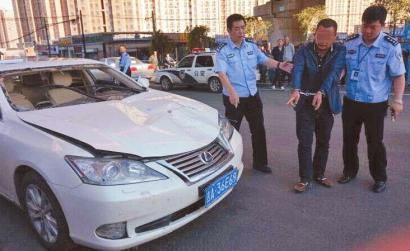 肇事司机邓某某指认车祸现场B24