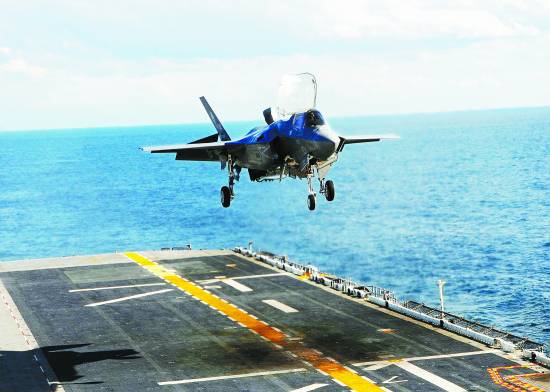2011年10月3日，美国海军陆战队的垂短起降型战斗机F-35B在美军“黄蜂”两栖登陆舰上进行降落试验。CFP供图（资料图片）