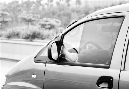 脚翘仪表盘开车 时速超80公里|驾驶人|交警